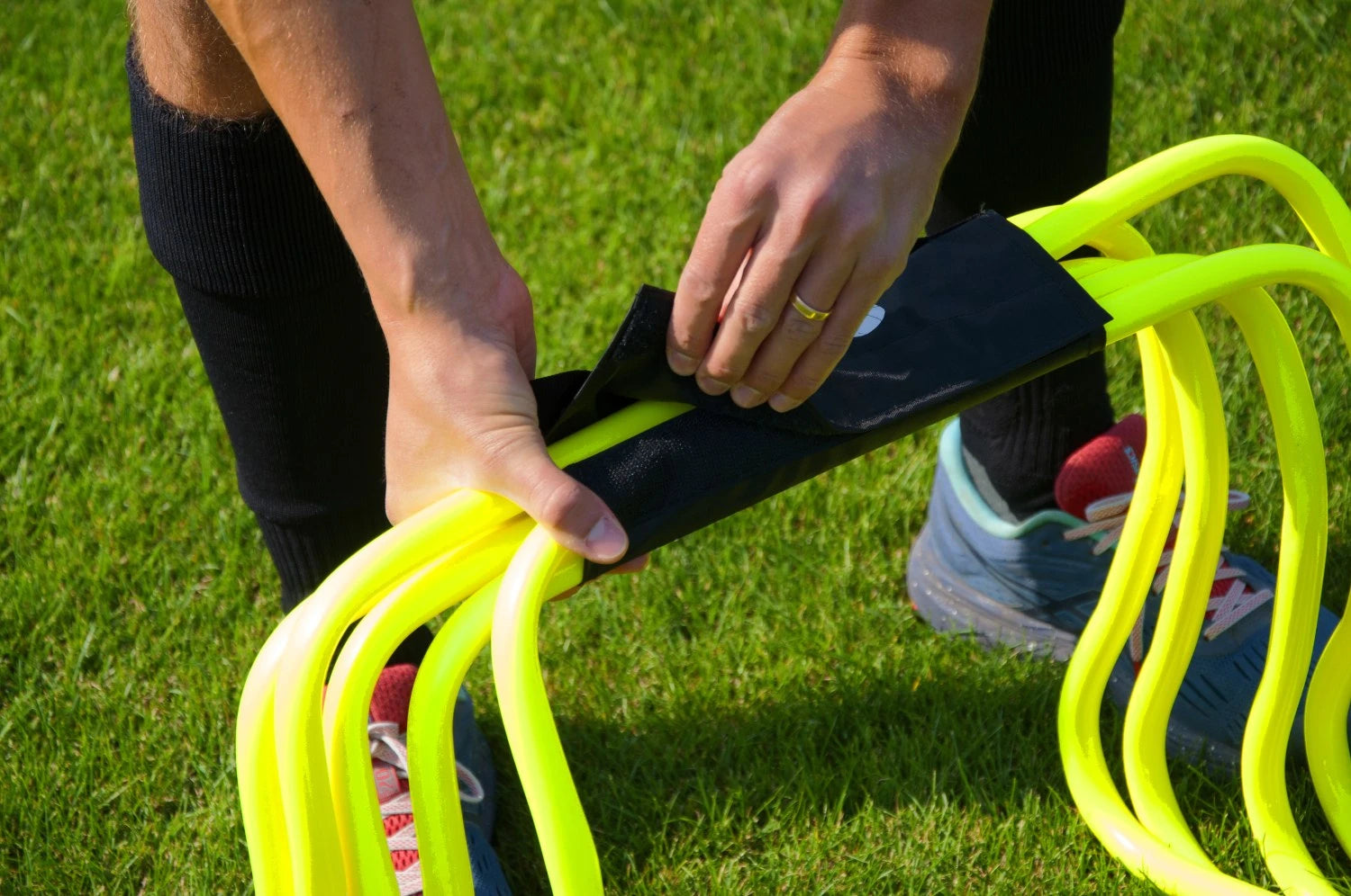 Carrying handle for hurdles and slalom poles