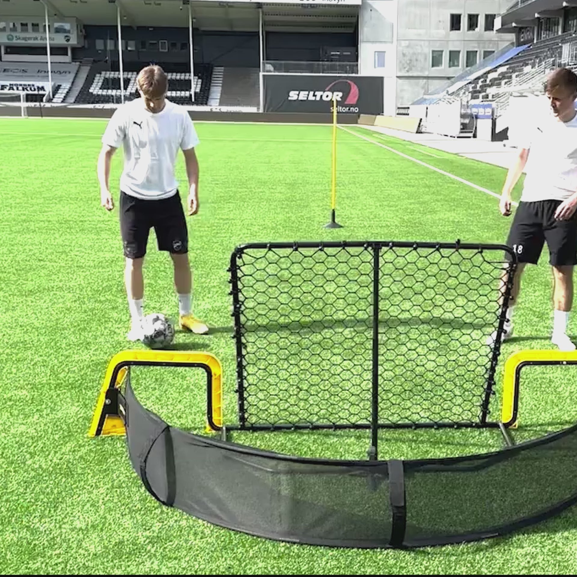 Footballmaster with bounce net - Junior - 80cm x 80cm