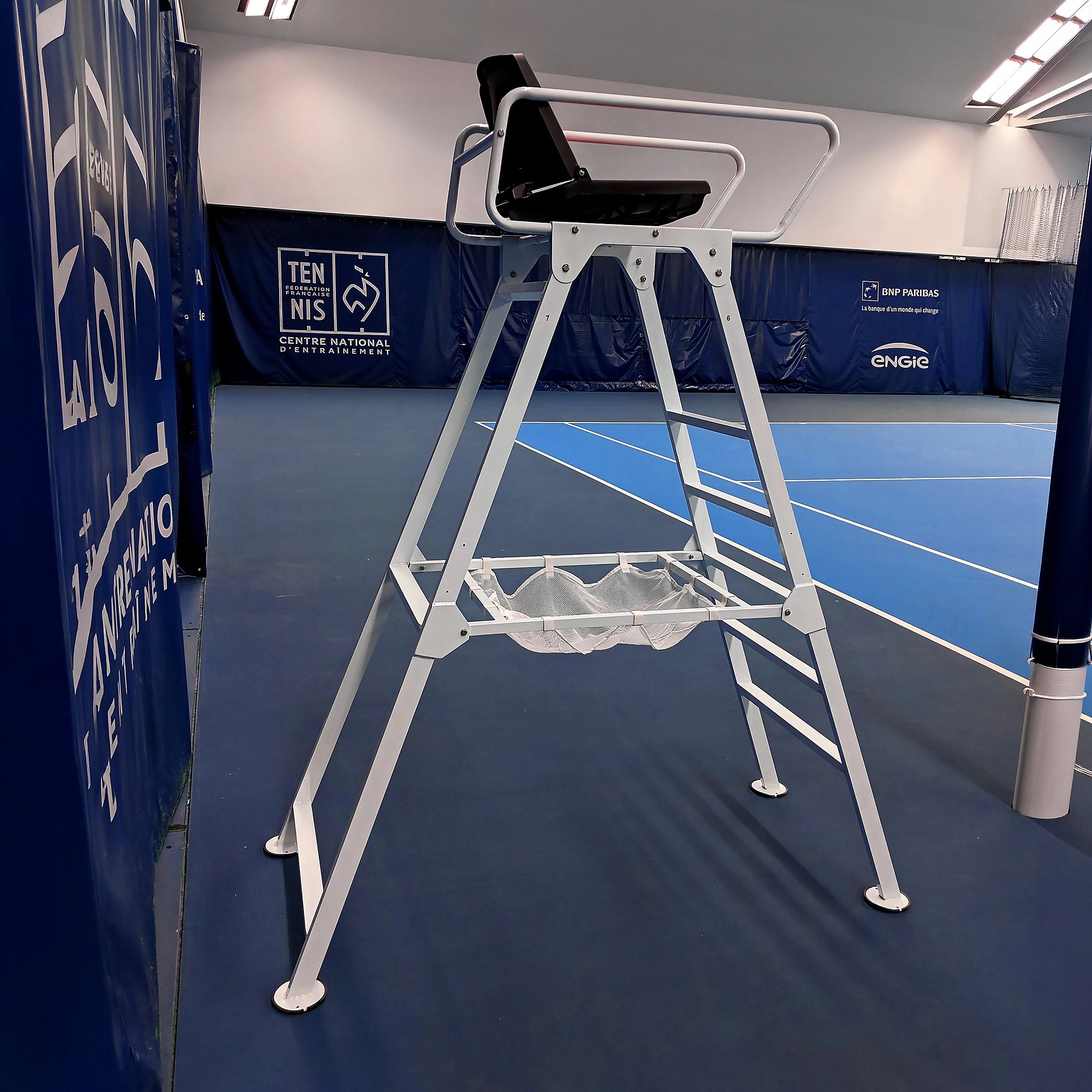 Umpire chair in aluminium Carrington